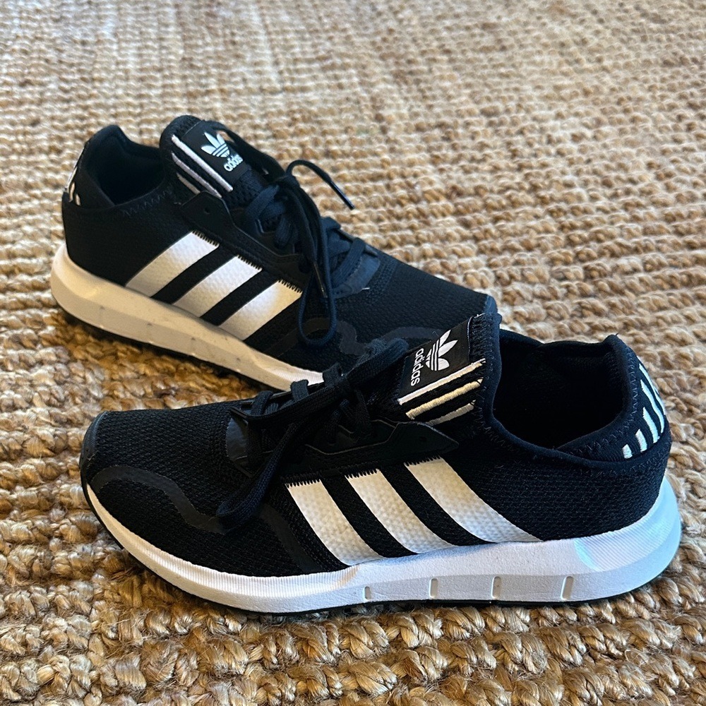 Adidas Swift Run X Mens Shoes‎ Size 7 Black White Sneakers FY2150